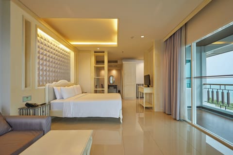 South Wing Suite | Premium bedding, minibar, in-room safe, desk