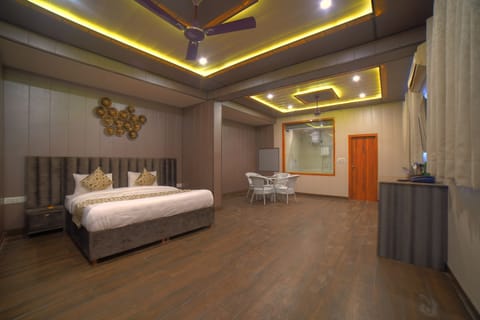 Luxury Room | Premium bedding, laptop workspace, bed sheets