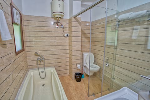 Luxury Room | Bathroom | Shower, rainfall showerhead, free toiletries, hair dryer