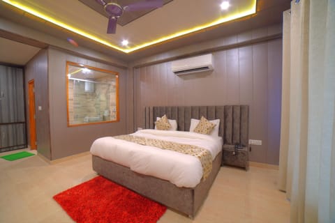 Superior Room | Premium bedding, laptop workspace, bed sheets