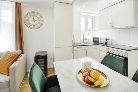 Deluxe Suite | Private kitchen | Full-size fridge, microwave, oven, stovetop