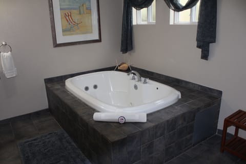 Pacific | Bathroom | Free toiletries, hair dryer, towels, soap