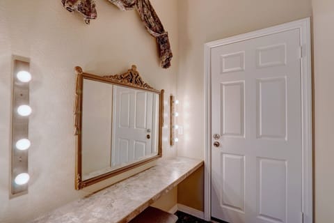 La Jolla | Premium bedding, down comforters, individually decorated