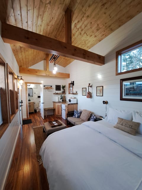 Deluxe Cottage, 1 Queen Bed, Courtyard View | Living area | Smart TV, streaming services