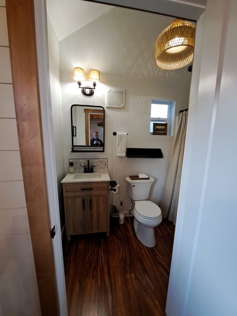 Deluxe Cottage, 1 Queen Bed, Courtyard View | Bathroom | Shower, hydromassage showerhead, designer toiletries, hair dryer