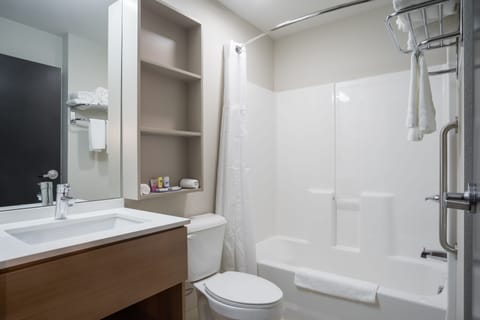 Combined shower/tub, hair dryer, towels