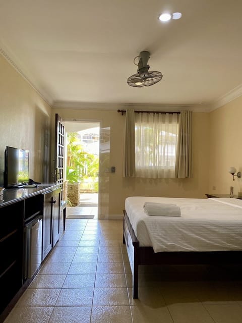 Deluxe Double Room | In-room safe, desk, bed sheets