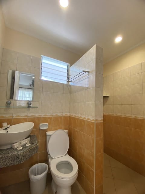 Standard Double Room | Bathroom | Shower, towels