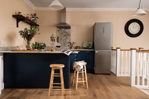 Fairnington East Wing - breakfast bar area with two stools
