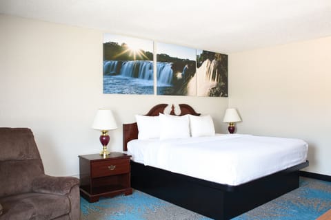 Studio Suite, 1 King Bed, Non Smoking | In-room safe, desk, blackout drapes, iron/ironing board