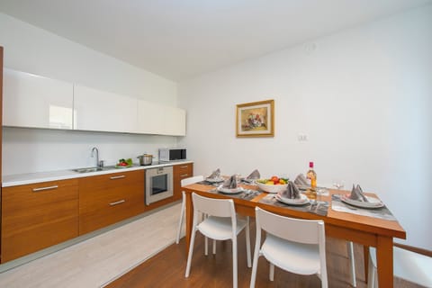 Family Apartment, 3 Bedrooms, 2 Bathrooms (Residenza Rocca Del Lago 4) | Dining