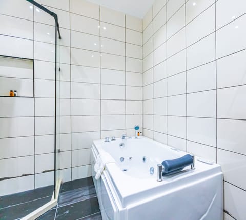 Royal Room | Bathroom | Shower, rainfall showerhead, hair dryer, bathrobes