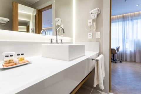 Deluxe Triple Room | Bathroom | Shower, designer toiletries, hair dryer, towels