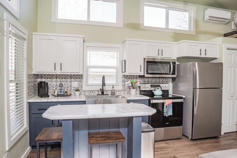 Full-size appliances (no dishwasher)