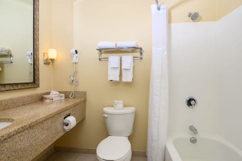 Double Room | Bathroom | Bathtub, towels