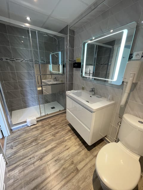 Luxury Double Room, Ensuite, Courtyard View (Chambre Prestige) | Bathroom