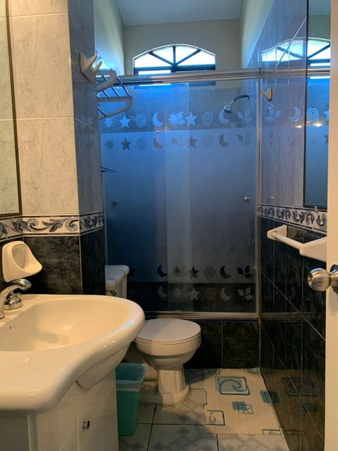 Triple Room | Bathroom | Shower, rainfall showerhead, free toiletries, hair dryer