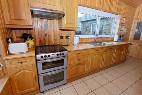 Cottage | Private kitchen | Fridge, dishwasher, cookware/dishes/utensils