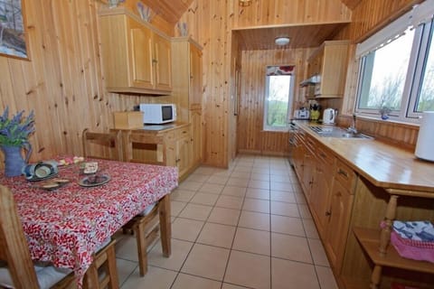 Cottage | Private kitchen | Fridge, dishwasher, cookware/dishes/utensils