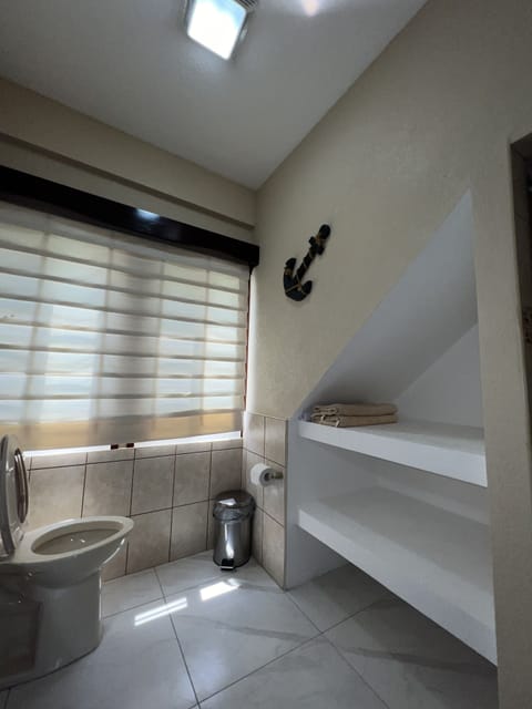 Signature Suite | Bathroom | Shower, rainfall showerhead, free toiletries, hair dryer