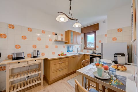 Another image of the kitchen