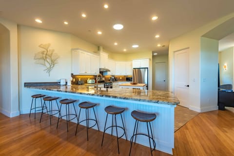 Six barstools at the kitchen countertop
