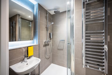 Studio | Bathroom | Shower, towels