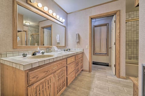 En-Suite Bathroom | Complimentary Toiletries