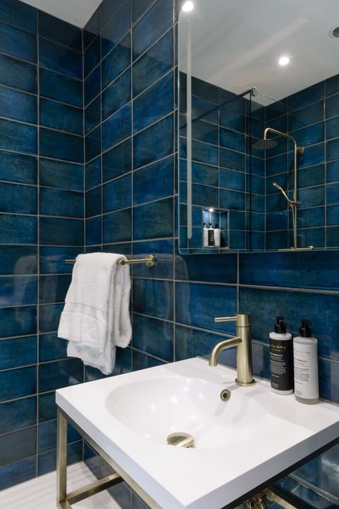 Superior Double Room | Bathroom | Eco-friendly toiletries, hair dryer, towels, soap