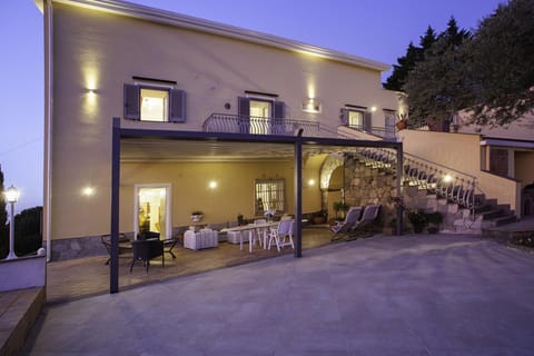 Villa, Smoking | 4 bedrooms, desk, WiFi