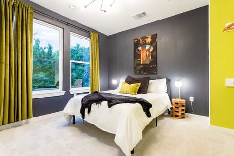 Cozy En-Suite Room With Queen Bed And Natural Light