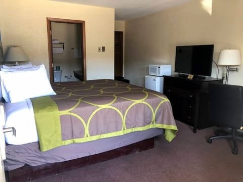Deluxe Room, 1 King Bed | Laptop workspace, iron/ironing board, free WiFi, bed sheets