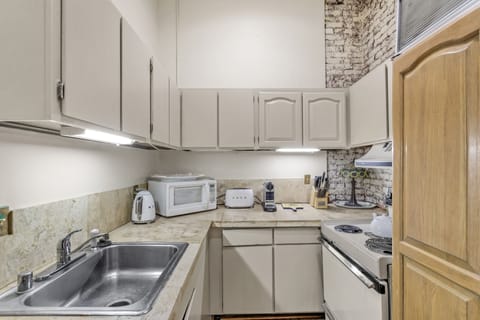 Deluxe Studio Suite | Private kitchen | Full-size fridge, microwave, oven, stovetop