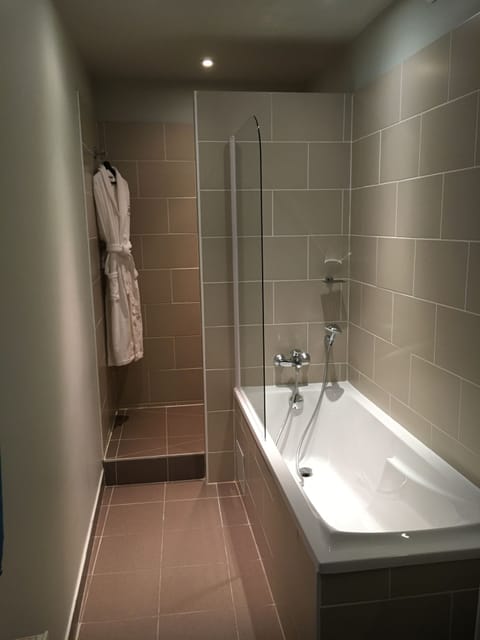 Superior Double Room | Bathroom | Free toiletries, hair dryer, towels