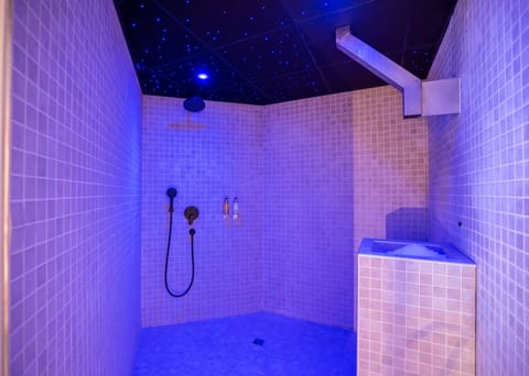 Couples treatment rooms, sauna, spa tub, body treatments, massages