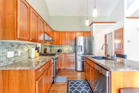 fully stocked kitchen is perfect for cooking up delicious meals and gathering with loved ones.