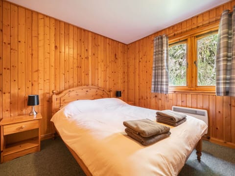 Furniture, Property, Building, Comfort, Window, Wood, Bed, Floor, Shade