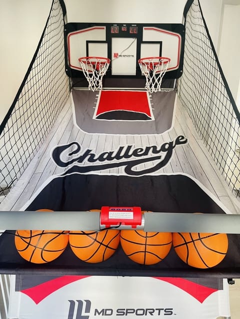 2 player arcade basketball game. Have fun!