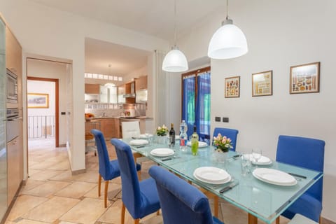 The dining room close to the kitchen