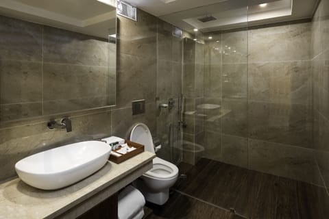 Suite | Bathroom | Free toiletries, hair dryer, slippers, towels