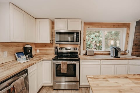 Cabin, 1 Bedroom | Private kitchen | Fridge, oven, coffee/tea maker, toaster