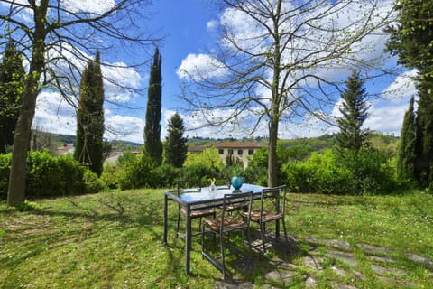 The equipped private garden with view on the surrounding hills