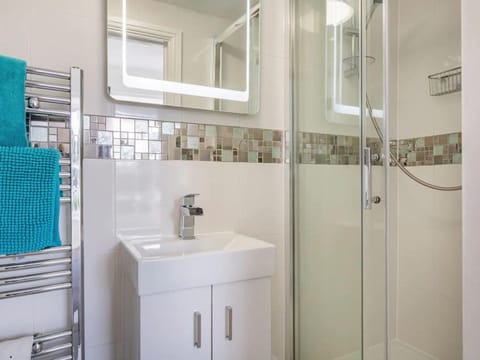 Villa | Bathroom | Combined shower/tub, deep soaking tub, hair dryer, towels