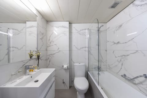 Deluxe Room | Bathroom | Combined shower/tub, deep soaking tub, free toiletries, hair dryer