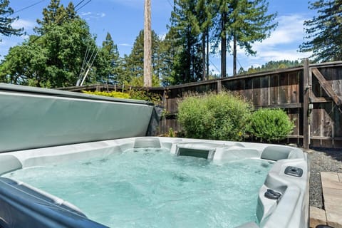 Brand New Hot Tub! Relax under a Million Stars!