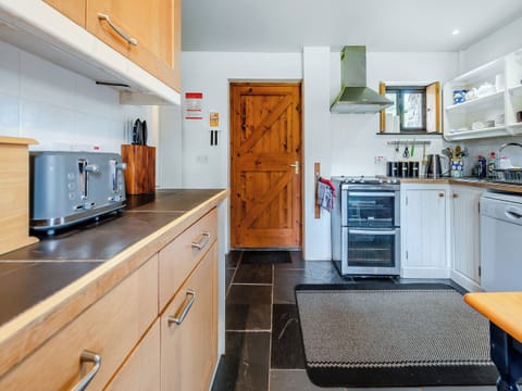 Kitchen/diner | Ty Nant - Cennen Cottages at Blaenllynnant, Gwynfe, Llangadog