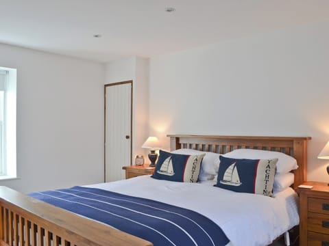 Well presented double bedroom with 5ft bed | Tides, Cromarty