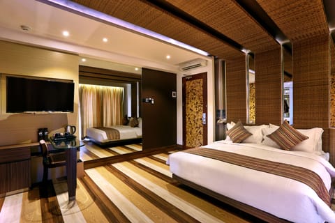 Executive Suite | Premium bedding, Select Comfort beds, in-room safe, desk