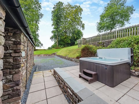 Hot tub | Ysgubor Fawr - Cennen Cottages at Blaenllynnant, Gwynfe, Llangadog