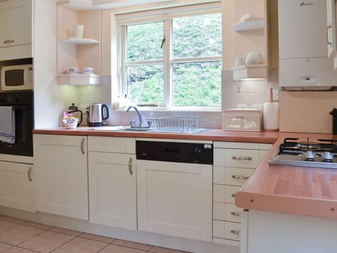 Well equipped kitchen | Little Larnick, Looe